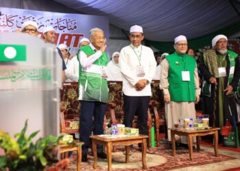 DR. Mahathir Mohamad (empat kanan) bersama pemimpin Pas semasa menghadiri Munajat Rakyat Kelantan: Ppakat Pertahan dan Amanat Pemimpin di Stadium Sultan Muhammad IV, Kota Bharu, Kelantan minggu lalu. -UTUSAN/KAMARUL BISMI KAMARUZAMAN