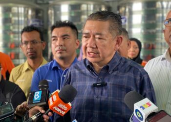 SALAHUDDIN Ayub bercakap kepada pemberita selepas merasmikan Persatuan Pengampit Minyak Masak Melayu Zon Utara di Kampung Alor Senjaya, Alor Setar.