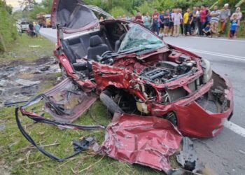 KEADAAN kereta jenis Proton Saga FL yang dinaiki tiga beranak selepas terbabit kemalangan dengan sebuah lori muatan kayu di Kilometer 37, Jalan Gua Musang-Jeli di Gua Musang, Kelantan, semalam.IHSAN POLIS