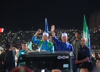 MUHYIDDIN Yassin (dua kanan) bersama Menteri Besar Kelantan Datuk Ahmad Yakob melambai tangan semasa menaiki kenderaan untuk ke Program Munajat Rakyat Kelantan Pakat Pertahan dan Amanat Pimpinan di Stadium Sultan Muhammad IV, Kota Bharu, Kelantan-UTUSAN/KAMARUL BISMI KAMARUZAMAN