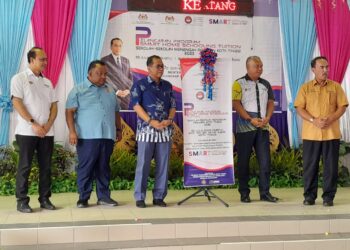 MOHAMED KHALED ketika hadir Pelancaran Program Smart Home  Schooling Tuition Sekolah-Sekolah Menengah Parlimen Kota Tinggi dan Penyampaian WPP PTPTN) serta sumbangan kepada bakal Mahasiswa Golongan Sasar Parlimen Kota Tinggi di Sekolah Menengah Kebangsaan Tan Sri Jaafar Albar.