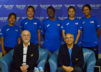 Presiden Persatuan Lawn Tenis Malaysia (LTAM), Mirzan Mahathir (duduk kanan) bersama dengan skuad wanita negara yang akan mengharungi cabaran Piala Billie Jean King yang bermula 24 hingga 29 Julai depan di Pusat Tenis Nasional, Jalan Duta, Kuala Lumpur. (FOTO: IHSAN LTAM)