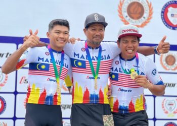 Pelumba pasukan Terengganu Polygon Cycling (TSG), Nur Aiman Mohd Zariff (kiri) bersama pemenang kategori Master A dan B Kejohanan Berbasikal Lebuhraya Kebangsaan 2023 yang berlangsung di Bukit Katil, Melaka hari ini (FOTO: IHSAN TSG)