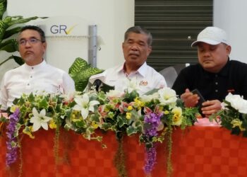 MOHAMAD Sabu (tengah) semasa sidang akhbar pengenalan calon Amanah bagi PRN di enam negeri terlibat di Kota Bharu, Kelantan hari ini. UTUSAN/MUSTAQIM MOHAMED