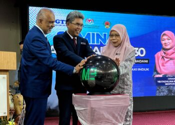 PKHARUDDIN Ghazali (tengah) merasmikan Seminar Nasional Ke-30 (SN30) Kementerian Pendidikan Ke arah Malaysia Madani di Institut Aminuddin Baki (IAB), Bandar Enstek, Nilai, Seremban hari ini. UTUSAN/ZAKKINA WATI AHMAD TARMIZI.