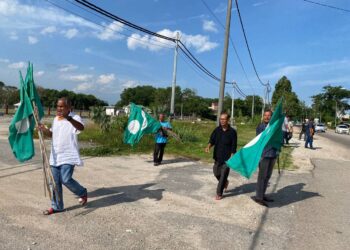 PENYOKONG Pas mencabut bendera tanda proses selepas nama Ustaz Mat dikatakan tidak tercalon untuk PRN bagi DUN Gual Periok, Rantau Panjang, Kelantan.