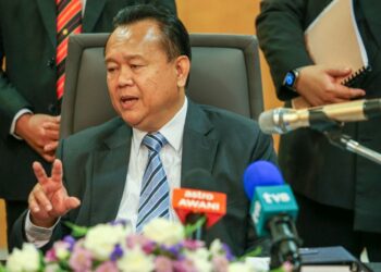ALEXANDER Nanta Linggi bercakap dalam sidang akhbar selepas hadir mesyuarat ke-5 URDA, di Hotel Imperial Kuching.