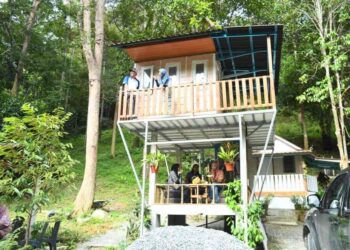 n SALLINA Mohamed, 60, dan suaminya, Jubely Pa, 65, mengetengahkan idea cukup kreatif mewujudkan rumah dusun sebagai tarikan baharu di Elyna@Bukit Ayer di Geotapak Bukit Ayer, Kangar, Perlis semalam. 
– UTUSAN/IZLIZAN OTHMAN