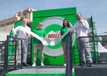 JUAN Aranols (dua dari kiri) pada Majlis Pelancaran Trak Imersif 360° Milo Goodness di Kilang Nestle, Chembong, Rembau semalam.-UTUSAN/NOR AINNA HAMZAH