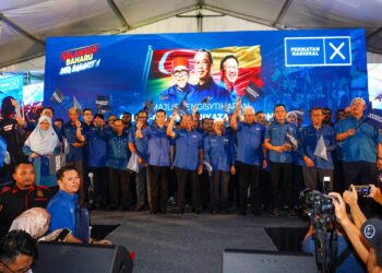 MUHYIDDIN Yassin (tengah) bersama calon-calon Perikatan Nasional dalam PRN Selangor. - UTUSAN/SHIDDIEQIIN ZON
