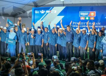 MUHAMMAD Sanusi Md. Nor (tengah) bersama calon-calon PN pada Majlis Pengisytiharan Calon PN Kedah di Kompleks Pas Kedah, Alor Setar. -UTUSAN/SHAHIR NOORDIN