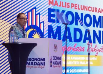 ANWAR Ibrahim berucap merasmikan Majlis Peluncuran Memperkasa Ekonomi Madani di Suruhanjaya Sekuriti Malaysia. - UTUSAN/FARIZ RUSADIO