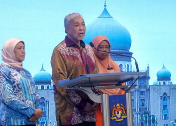AHMAD Zahid Hamidi dalam sidang akhbar selepas mempengerusikan mesyuarat Majlis Sosial Negara Bil 2 Tahun 2023 di Putrajaya.- UTUSAN/FAISOL MUSTAFA