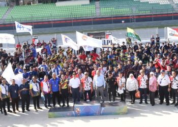 Mohd. Zahari dan Md Amin bersama peserta yang menjayakan FMEC 2023 di Sepang International Circuit.