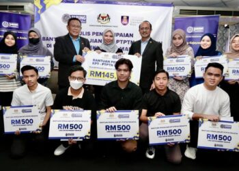 NORLIZA Abdul Rahim (belakang empat dari kiri) bersama pelajar yang menerima inisiatif Bantuan Pengajian Perbadanan Tabung Pendidikan Tinggi Nasional (PTPTN)-Kementerian Pendidikan Tinggi (KPT).