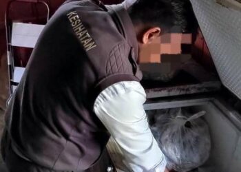 PEGAWAI JKNK menjalankan pemeriksaan ke atas peti penyimpanan makanan di salah sebuah premis di Bachok, Kelantan semalam.
