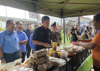 MOHAMAD Hasan ketika meninjau jualan sempena Program Jualan Agro Madani di Kem Rasah, di Seremban hari ini.-UTUSAN/NOR AINNA HAMZAH.
