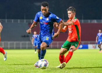 UCHE Agba (kiri) cuba melepasi kawalan pemain Kelantan Unite FC pada aksi Liga Super di Stadium Sultan Muhammad IV, Kota Bharu, Kelantan sebentar tadi-IHSAN PDRM FC