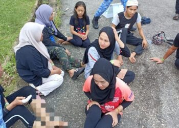 SEBAHAGIAN penumpang yang terselamat dalam kejadian bot bertembung di Sungai Pertang, Tasik Kenyir, Hulu Terengganu, hari ini. - UTUSAN/NOOR HAYATI MAMAT
