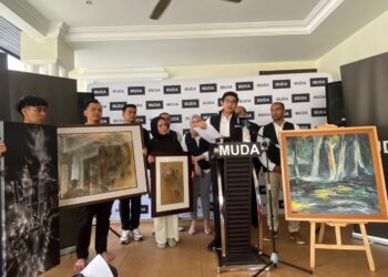 SYED Saddiq Syed Abdul Rahman menunjukkan karya lukisan yang akan dilelong bagi meraih dana untuk Muda dalam berdepan PRN. - UTUSAN/ARIF AIMAN ASROL