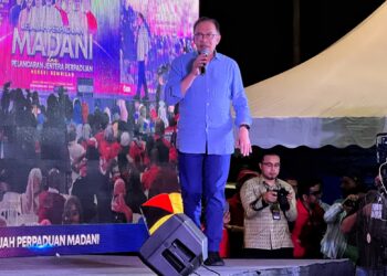 ANWAR Ibrahim sewaktu berucap pada Jelajah Perpaduan Madani dan Pelancaran Jentera Perpaduan Negeri Sembilan di Port Dickson. - UTUSAN/ZAKKINA WATI AHMAD TARMIZI