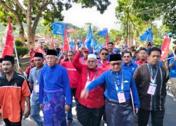 MAHDZIR Khalid bersama Ridzwan Abu Bakar diiringi penyokong PH dan BN untuk ke Pejabat Daerah Dan Tanah Padang Terap.