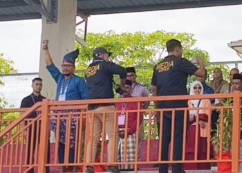 MOHD. Ashraf Mustaqim Badrul Munir mengangkat tangan ketika diumumkan sebagai calon PN di DUN Kota Siputeh dalam proses penamaan calon di Sekolah Menengah Sains Kubang Pasu, Kedah hari ini.-UTUSAN/ASYRAF MUHAMMAD