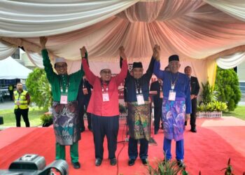 MAHDZIR Khalid (kanan) bersama calon-calon yang akan bertanding bagi DUN Pedu dan Kuala Nerang pada proses penamaan calon PRN Kedah di Pejabat Daerah dan Tanah Padang Terap.