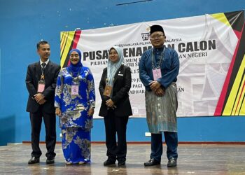 EDDIN Syazlee Shith (kanan) dan Bibi Sharliza (dua dari kiri) ketika diumumkan sebagai calon bertanding di kerusi DUN Juasseh hari ini.-UTUSAN/AFIFI HAFIZ MOHD. NOR.