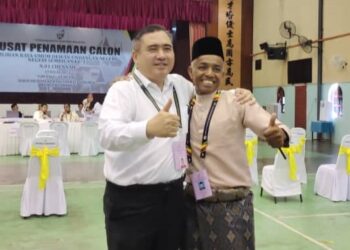 ANTHONY Loke Siew Fook dan Rosmadi bergambar bersama selepas kedua-duanya diumumkan sebagai calon bertanding bagi kerusi DUN Chennah di Pusat Penamaan Calon DUN Chennah di SJKC Yuk Hua Kuala Klawang, Jelebu hari ini.-UTUSAN/NOR AINNA HAMZAH.