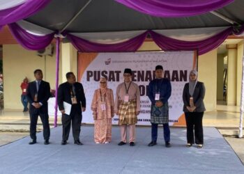MOHAMAD Rafie Ab Malek (tiga dari kanan) akan disaingi Tengku Zamrah (tiga dari kiri) dan Muhammad Ghazali (dua dari kanan) selepas diumumkan sebagai calon DUN Ampangan pada Pilihan Raya Negeri Ke-15.-UTUSAN/NOR SHAFAWATI YUP.