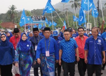 JALALUDDIN Alias bersama penyokongnya menuju ke Pusat Penamaan Calon DUN Pertang di Pejabat Daerah dan Tanah Jelebu hari ini.
