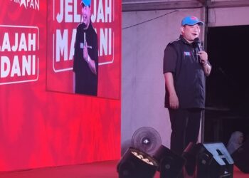 RAFIZI Ramli sewaktu berucap pada Jelajah Madani DUN Sikamat di Taman Megaway, Sikamat, Seremban malam tadi.