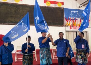 ABDUL Rahman Mohamad (dua dari kanan) semasa Majlis Pelancaran Jentera BN di Bukit Cekati, Gua Musang, Kelantan.-UTUSAN/ AIMUNI TUAN LAH