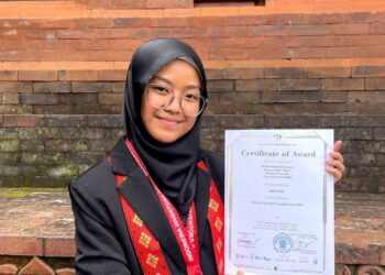 NAZIEHA Jasnie memegang sijil yang diterimanya dari Varkey Foundation.  United Kingdom.