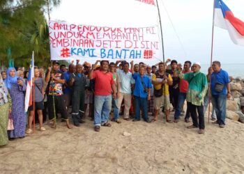 PENDUDUK membuat bantahan terhadap projek yang didakwa pembinaan jeti untuk memunggah arang batu di Kampung Pantai Kundor, Melaka. UTUSAN/AMRAN MULUP