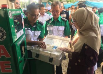 DR. Zaliha Mustafa (kanan) sedang melihat peranti defibrilator luaran automatik (AED) yang dipasang ketika Lawatan ke Pusat Operasi Perkhidmatan Rawatan Pra Hospital dan Ambulans (PRPA) Titik Panas Kota Bharu di Kampung Nilam Puri, Kota Bharu Kelantan, hari ini. UTUSAN /ROSMIZAN RESDI