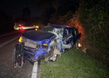 KEADAAN kenderaan dinaiki oleh Mohd. Zaidy yang terlibat kemalangan di Jalan Pasir Besar-Palong, Tampin pagi tadi
