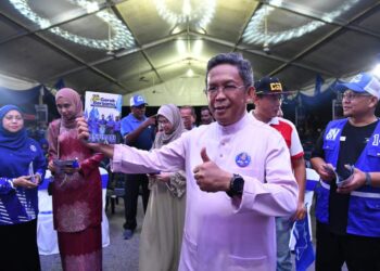 JALALUDDIN Alias menunjukkan risalah Lima Aspirasi Pertang yang diperkenalkannya.