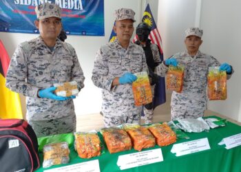 ISKANDAR Ishak (tengah) menunjukkan dadah jenis syabu dan barangan lain yang dirampas di perairan Tanjung Kling, Melaka.