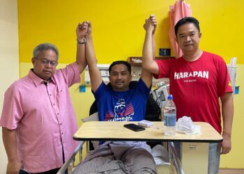 MOHD. Zaidy Abdul Kadir diziarahi oleh Kok Seong (kanan) dan Shamsulkahar di Hospital Jempol, pagi tadi.