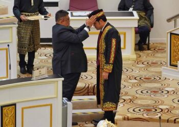 AB. RAUF Yusoh memakaikan jubah dan songkok Timbalan Yang Dipertua DUN Melaka pada hari pertama Persidangan Kedua Penggal Kedua DUN Melaka Ke-15 di Seri Negeri, Ayer Keroh, Melaka.