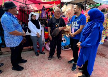 MOHD. Najib Mohd. Isa (dua dari kanan) bertemu peniaga di Dataran Telok Kemang, Port Dickson semalam.-UTUSAN/ZAKKINA WATI AHMAD TARMIZI