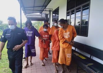 SUSPEK warga Indonesia (tengah) dibawa anggota polis selepas direman tujuh hari selepas menikam mati rakan sekerjanya di sebuah tapak pembinaan di Sri Astana, Sungai Petani.