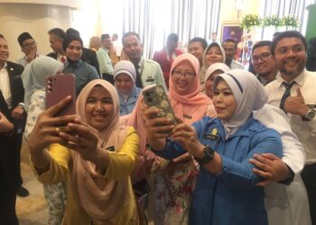 DR Zaliha Mustafa (tengah) beramah mesra dengan sebahagian penerima Anugerah Perkhidmatan Cemerlang (APC) Jabatan Kesihatan Negeri Kelantan yang mahu berswafoto dengan beliau di Kota Bharu, Kelantan, hari ini. UTUSAN/ROSMIZAN RESDI