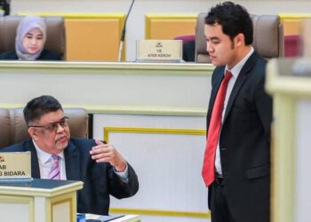 KERK Chee Yee (kanan) dan Ab. Rauf Yusoh pada Persidangan Kedua Penggal Kedua DUN Melaka Ke-15 di Seri Negeri, Ayer Keroh, Melaka.