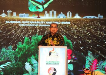 AARON Ago ketika berucap di Majlis Perasmian Sambutan Hari Muzium Antarabangsa Peringkat Kebangsaan 2023, di Muzium Budaya Borneo (BCM) Kuching hari ini.