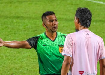 PENGENDALI Perak FC, Yusri Che Lah tidak berpuas hati dengan keputusan pengadil perlawanan dalam aksi menentang Kuching City, Ahad lalu.