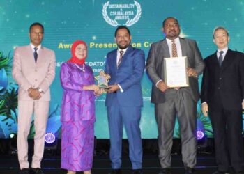 Menteri Pembangunan Wanita, Keluarga dan Masyarakat Datuk Seri Nancy Shukri menyampaikan anugerah kepada Syaiful Rizal Abdul Ghani dalam satu majlis yang berlangsung di sebuah hotel di Kuala Lumpur.