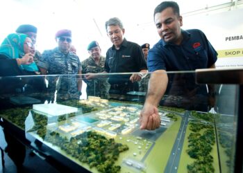 MOHAMAD Hasan mendengar penerangan ketika hadir pada Majlis Pecah Tanah Kem dan Rumah Keluarga Angkatan Tentera Bagi Pusat Latihan Kor Polis Tentera Diraja (PULAPOT) dan Army Red Warrior (ARW) di Mukim Si Rusa, Port Dickson hari ini.